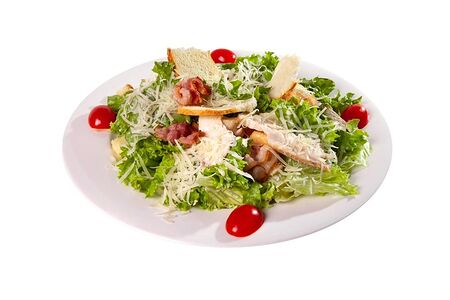 Салат Цезарь с курицей и беконом