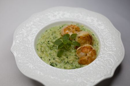 Орзо со шпинатом и креветками