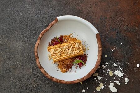 Медовик с клюквой и кедровыми орехами