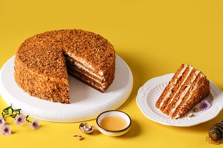 Торт Медовик с орехами классик