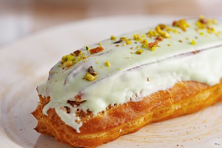 Эклер фисташковый