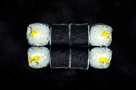 Ролл с манго и сыром