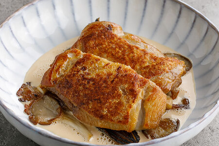 Бедро цыпленка с вешенками и соусом саке