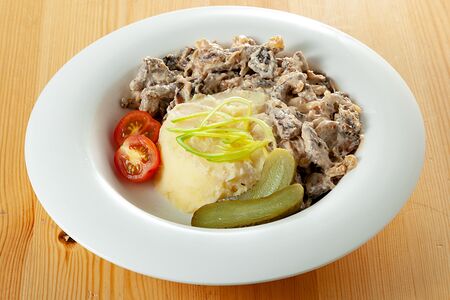 Бефстроганов из говядины с картофельным пюре