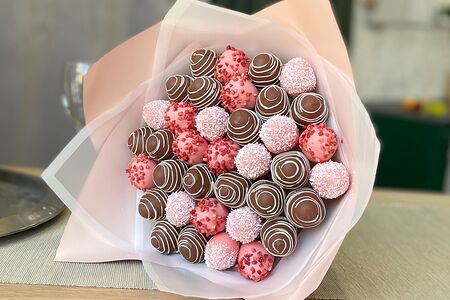 Букет из клубники в шоколаде Комплимент королеве М