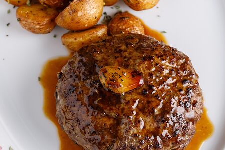 Бифштекс с молодым картофелем и соусом демиглас