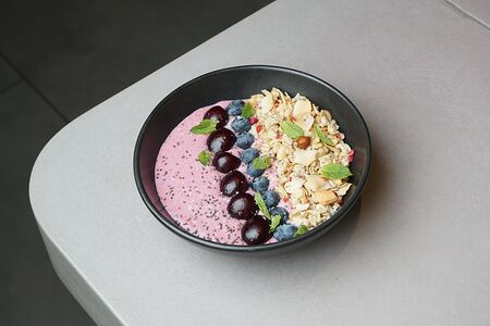 Смузи-боул с сезонными ягодами и гранолой