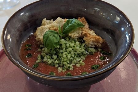 Гаспачо томатный с соусом песто