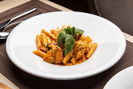 Пенне с копченым лососем