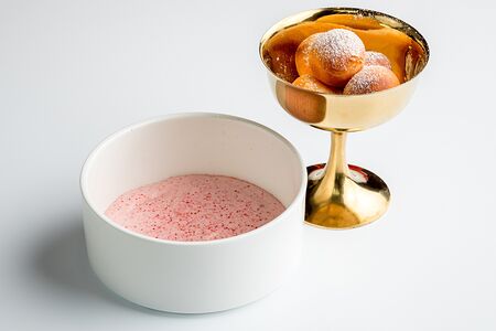 Творожные пончики с клубникой и взбитыми сливками