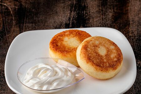 Сырники творожные со сметаной