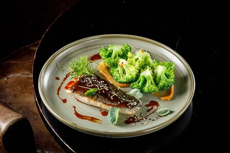 Чёрная треска с мисо с кунжутным соусом и брокколи