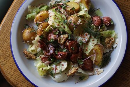 Теплый салат с колбасками, картофелем мини и маринованной горчицей