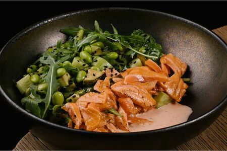 Салат с обожженным лососем, авокадо,киви и бобами эдамаме
