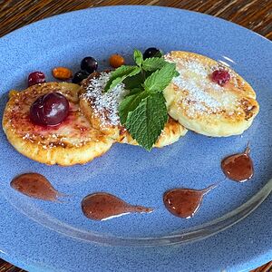 Сырники со сметаной и топпингом