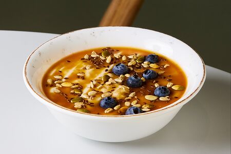 Каша овсяная на воде с соленой карамелью и семечками