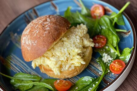 Скрэмбл на бриоши с лососем на завтрак