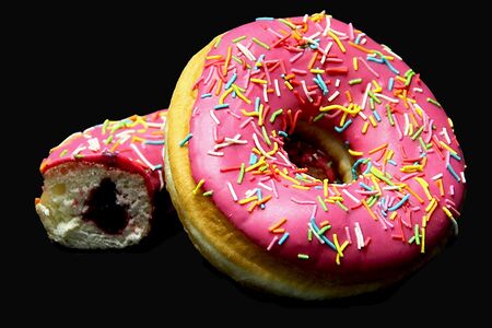 Донат с клубничной начинкой