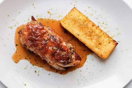 Грудка цыпленка с фисташкой и полентой