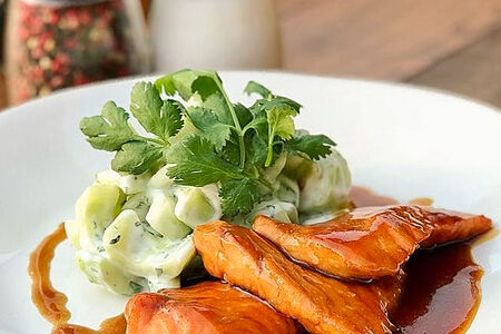 Лосось терияки с салатом из огурца