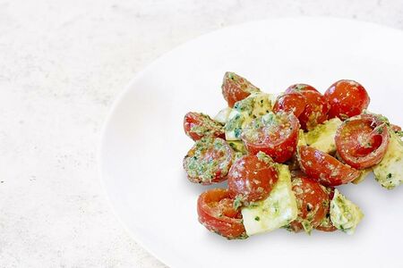 Салат с томатами и моцареллой