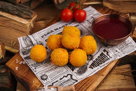 Сырные шарики с халапеньо и брусничным соусом