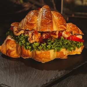 Круассан с паштетом из индейки и соусом Sweet Chili