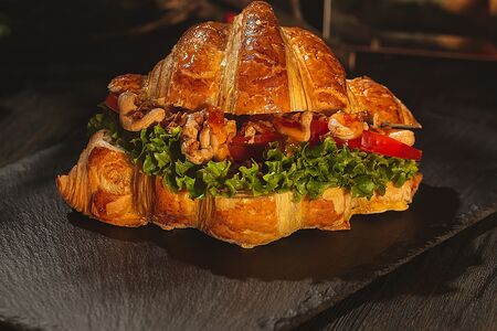 Круассан с паштетом из индейки и соусом Sweet Chili