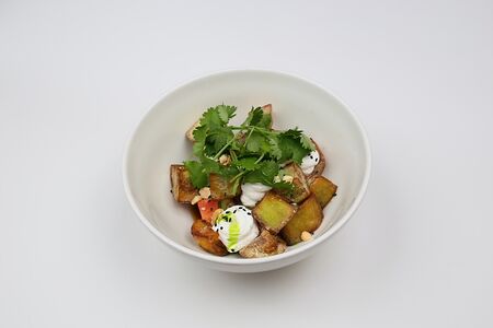 Салат с томатами, битыми огурцами и баклажанами