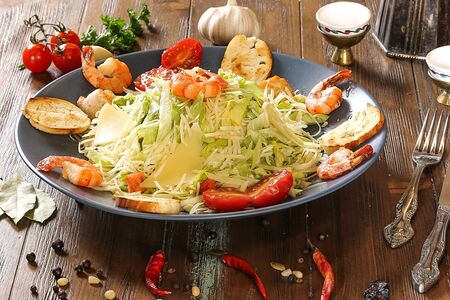 Салат Цезарь с креветками