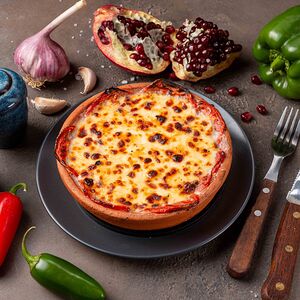 Жареный сулугуни с помидорами на кеци