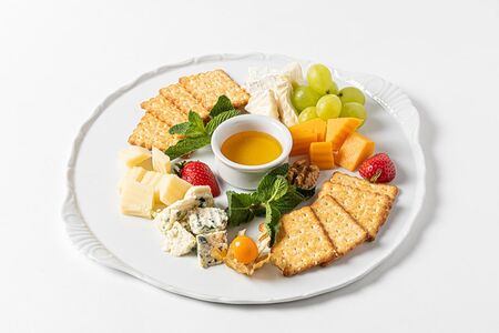Сырная тарелка с медом и фруктами