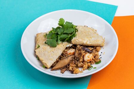 Жареный рис с креветками