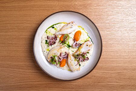Ризотто с патагонскими кальмарами и соусом ромеско