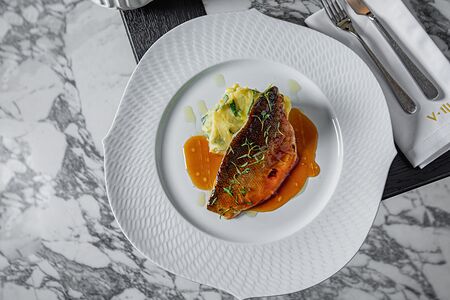 Дикий сибас и картофельное пюре