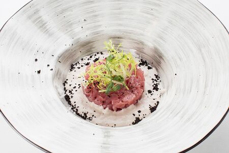 Тартар из тунца с соусом тоннато и пудрой из маслин