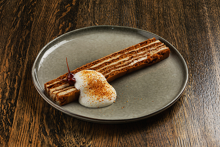 Медовик с кремом из халвы и кардамона