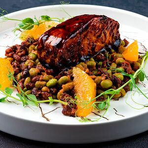 Лосось в мисо-глазури с эдамаме, фасолью в соусе ким-чи и апельсином