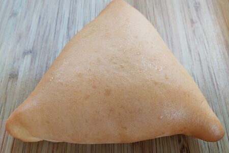 Пирожок с капустой печеный