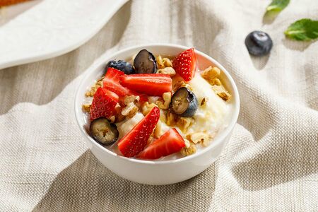 Мацони с медом, грецким орехом и ягодами