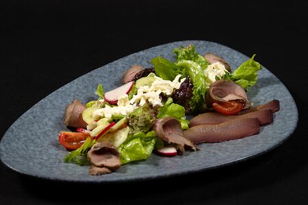 Салат с подкопченной утиной грудкой, печеной свеклой и горгонзолой