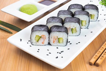 Ролл с креветкой и огурцом