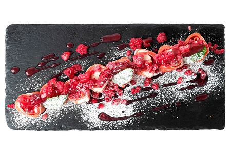 Ролл с лесными ягодами