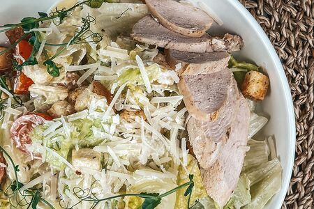 Салат Цезарь с курицей