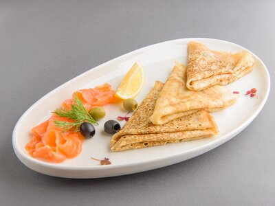 Блинчики с маринованным лососем