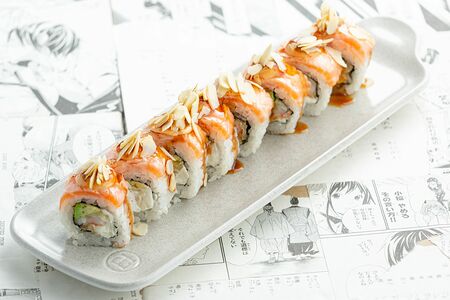 Лосось, креветка в темпуре, миндаль