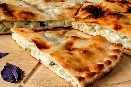 Тонкий пирог с картофелем и сыром