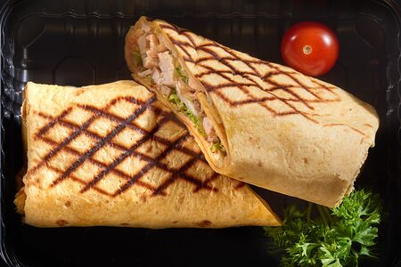 Ролл с курицей, свежими овощами и сыром