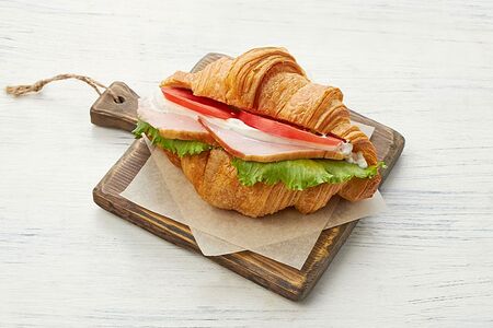 Круассан с карбонадом и пикантным соусом