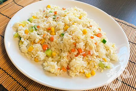 Рис жареный с кукурузой и яйцом